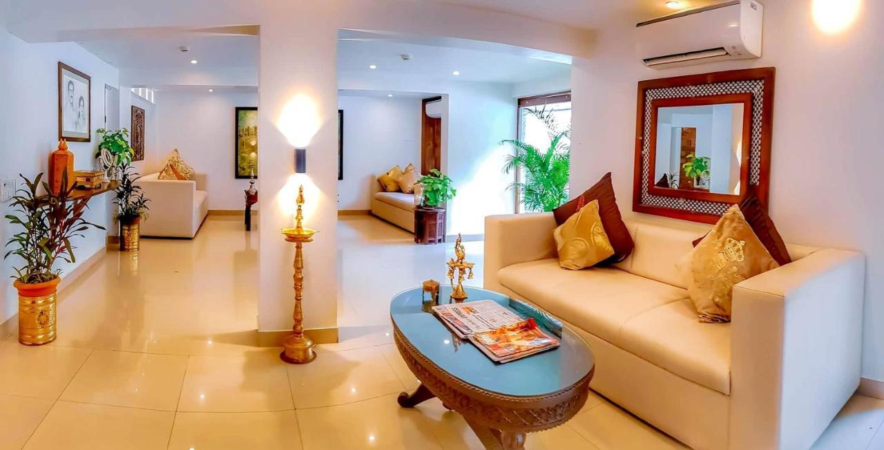 Hotel Samraj Мумбай Екстериор снимка