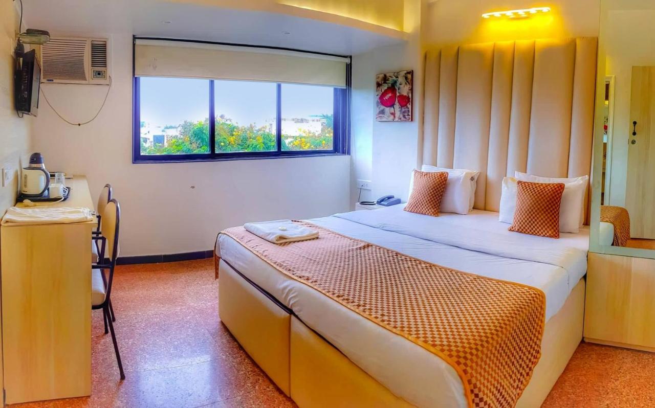 Hotel Samraj Мумбай Екстериор снимка