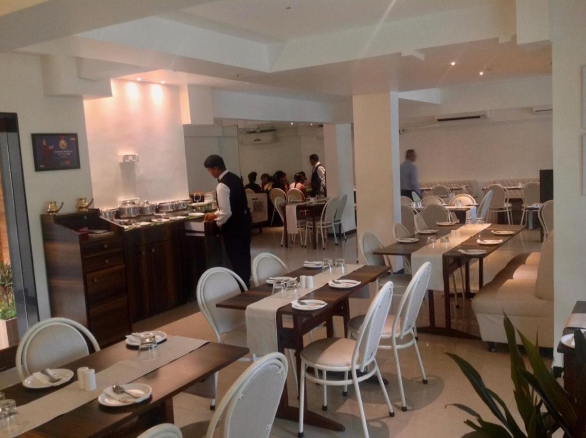 Hotel Samraj Мумбай Екстериор снимка