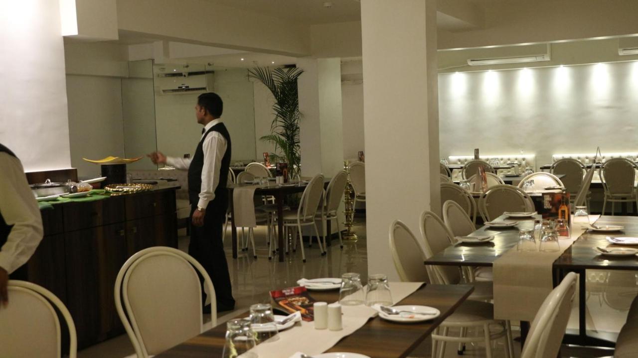 Hotel Samraj Мумбай Екстериор снимка
