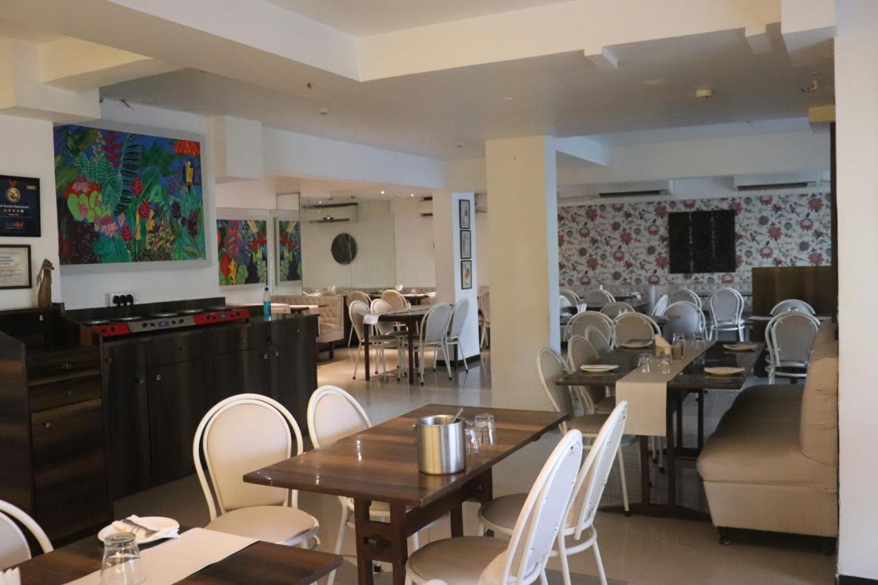 Hotel Samraj Мумбай Екстериор снимка