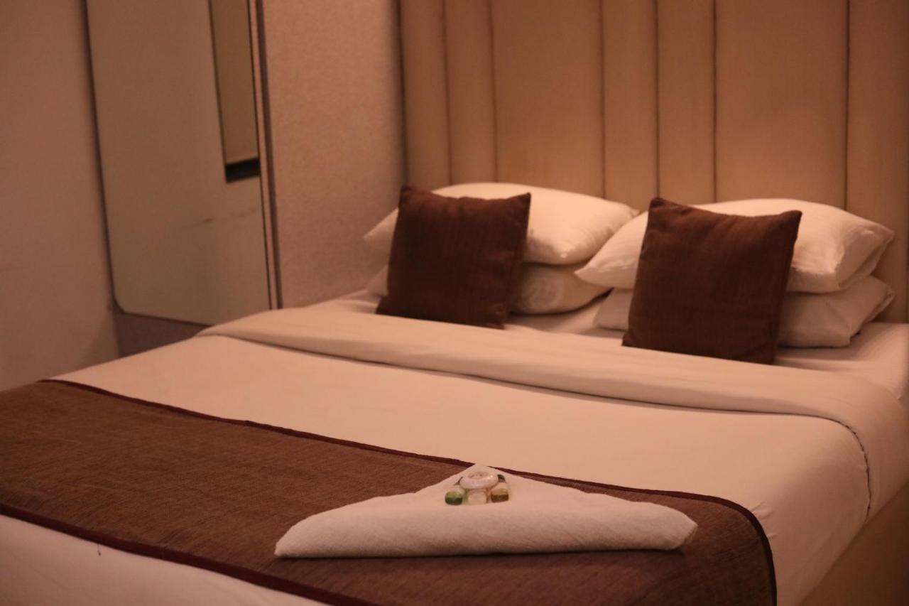 Hotel Samraj Мумбай Екстериор снимка